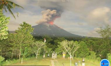 Gunung Agung Erupsi Lontarkan Lava Pijar Hingga Tiga Kilometer