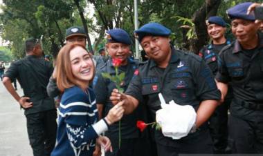 Begini Keseruan Cathy Sharon, Cita Citata Berbagi Takjil di Depan Gedung MK
