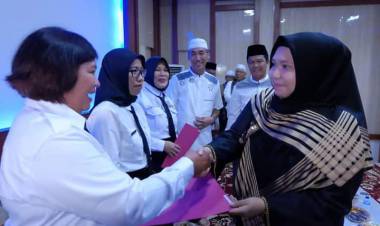 Bupati Muarojambi Masnah Serahkan 31 SK CPNS Bidan PTT