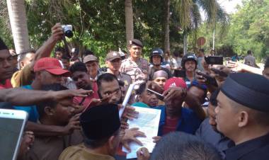 Gubernur Malut Teken Tuntutan Pengunjuk Rasa