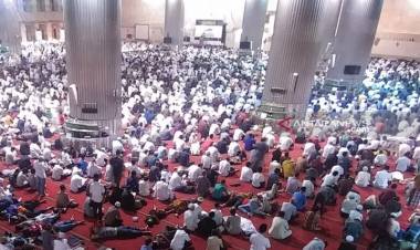 Ribuan Jamaah Padati Istiqlal di Malam Iktikaf