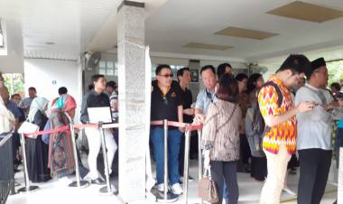 WNI Antre Melayat Ani Yudhoyono di KBRI Singapura