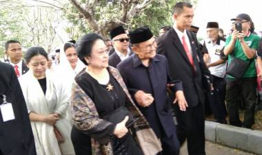BJ Habibie dan Megawati Hadiri Pemakaman Ani Yudhoyono di Kalibata