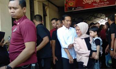 Jokowi Ajak Keluarga, Cucu dan Menantu ke Pasar Gede