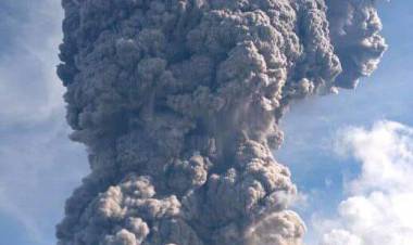 Gunung Sinabung Erupsi, Keluarkan Awan Panas 7.000 Meter