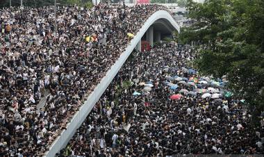 Unjuk Rasa Ribuan Orang Lumpuhkan Hong Kong