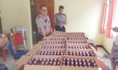 Polisi Tangkap Dua Kru Maskapai Kawal 336 Botol Minuman Selundupan