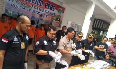 Dua WN Malaysia Dibekuk Selundupkan Sabu Dalam Mesin Pembuat ES