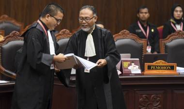 Denny Indrayana: Paslon 01 Lakukan Kecurangan Tersturktur Sistematis dan Masif