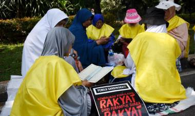 Massa Aksi Baca Al Quran di Sekitar Gedung MK