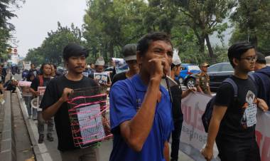 Tolak IMB Pulau Reklamasi, Mahasiswa Aksi Jalan Mundur