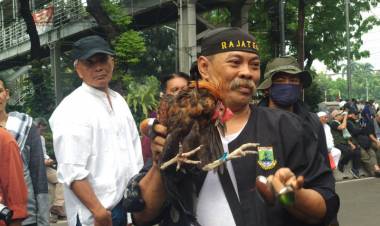 Aksi Debus Jawara Banten Hibur Pendemo di Patung Kuda