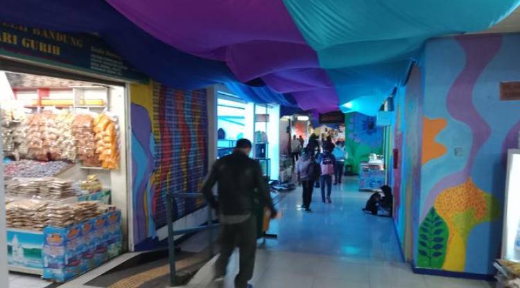 Dinding Terminal Leuwi Panjang Dihiasi Mural Warna-warni
