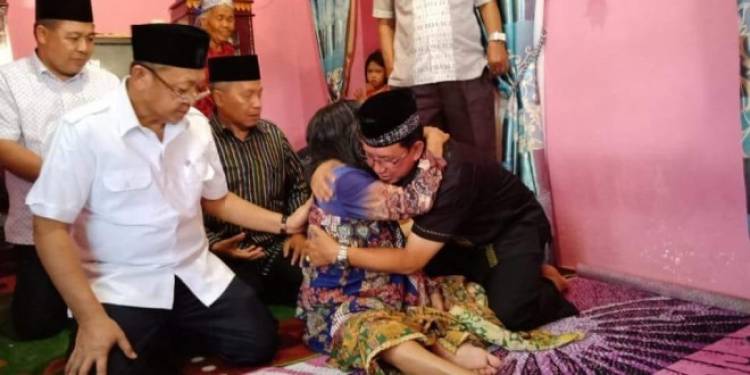 Kapolda Jambi Didampingi Bupati Sarolangun Kunjungi Rumah Duka DW