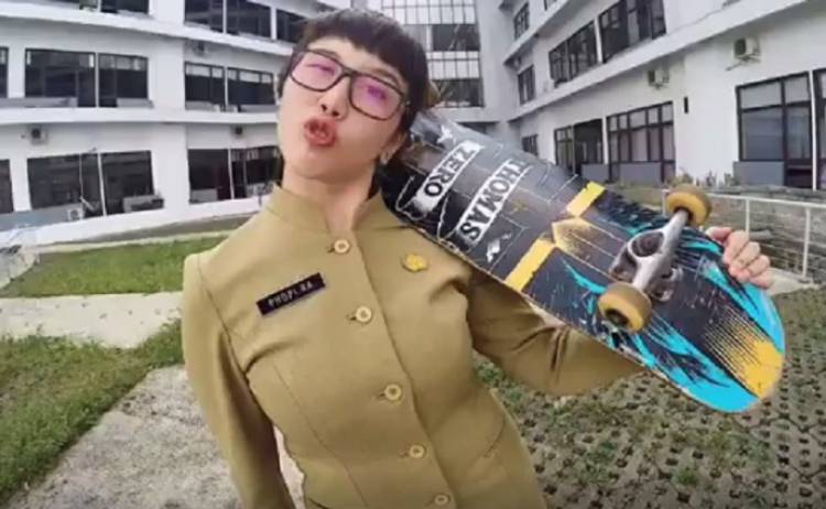 Viral PNS Cantik vs Skateboard, Aksinya Seru Banget!