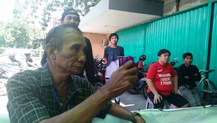 Ini Baru Lucu..!! Ngantuk Berat di TPS, Anggota Linmas Ini Tenggak Tinta yang Dikira Kopi