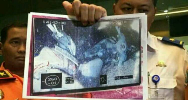 Foto Foto Penampakan Sepeda Motor dan Penumpang KM Sinar Bangun di Dasar Danau Toba