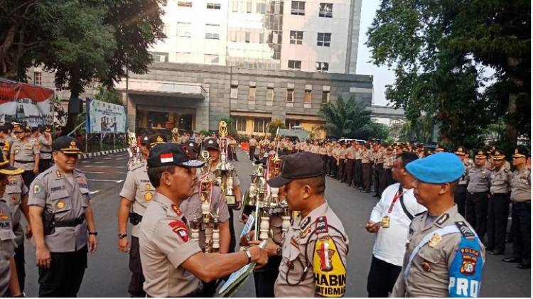 Kapolda Metro Jaya Naikkan Pangkat 917 Anggota