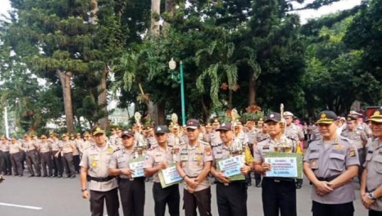 Kapolda Metro Jaya Naikkan Pangkat 917 Anggota