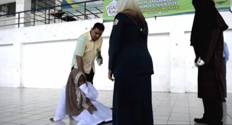 Hukum cambuk prostitusi online di Aceh, seorang terpidana menangis kesakitan