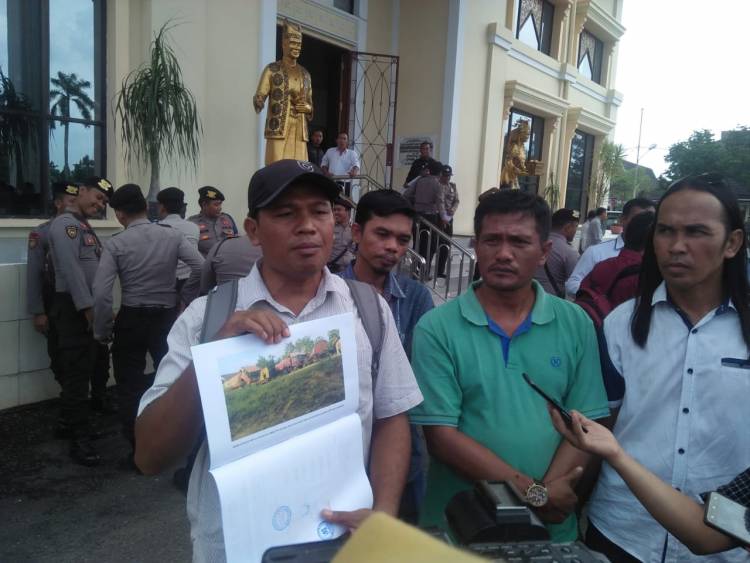 Saat Sidang Paripurna, Massa Geruduk dan Minta Anggota DPRD Jambi Mundur dari Jabatan