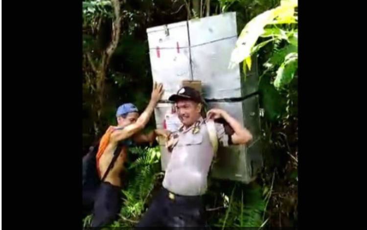 Kapolri Panggil Dua Polisi yang Jalan Kaki Tiga Jam Sambil Pikul Kotak Suara