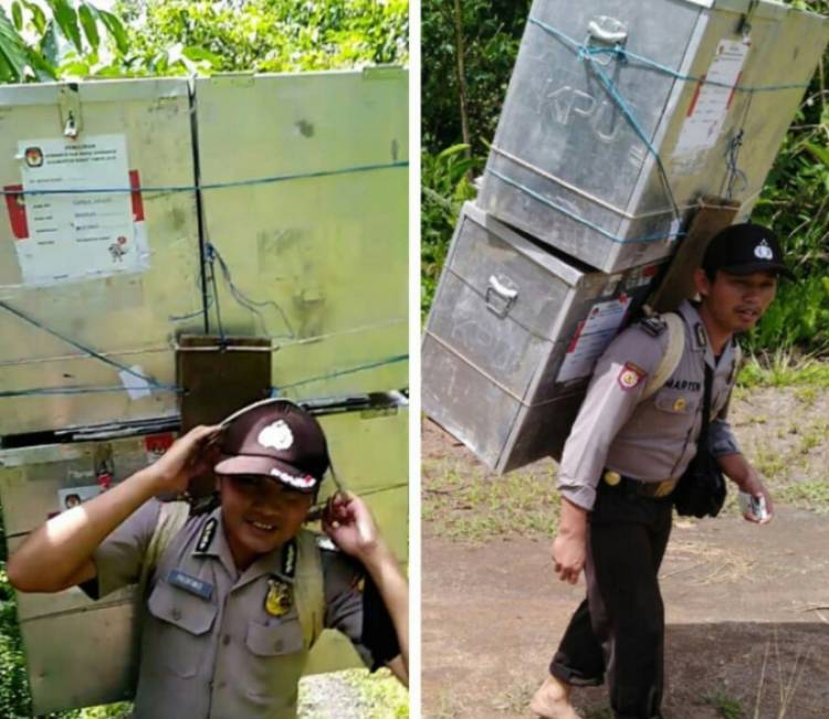 Kapolri Panggil Dua Polisi yang Jalan Kaki Tiga Jam Sambil Pikul Kotak Suara