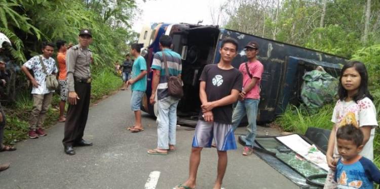 Hindari Mobil, Bus Membawa Penumpang Terguling Daerah Merangin   