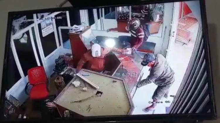 Tembak Etalase Toko, Kawanan Perampok di Merangin Gasak 2 Kg Emas