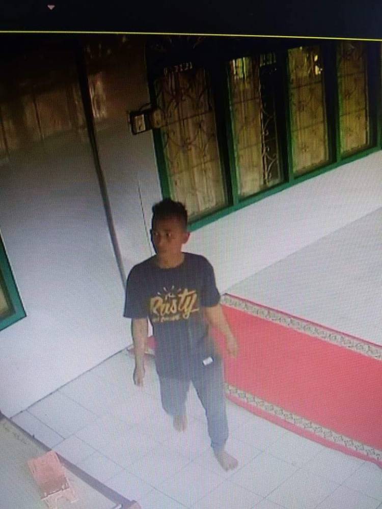 Viral! Pelaku Pencurian Kotak Amal Masjid Tertangkap Kamera CCTV