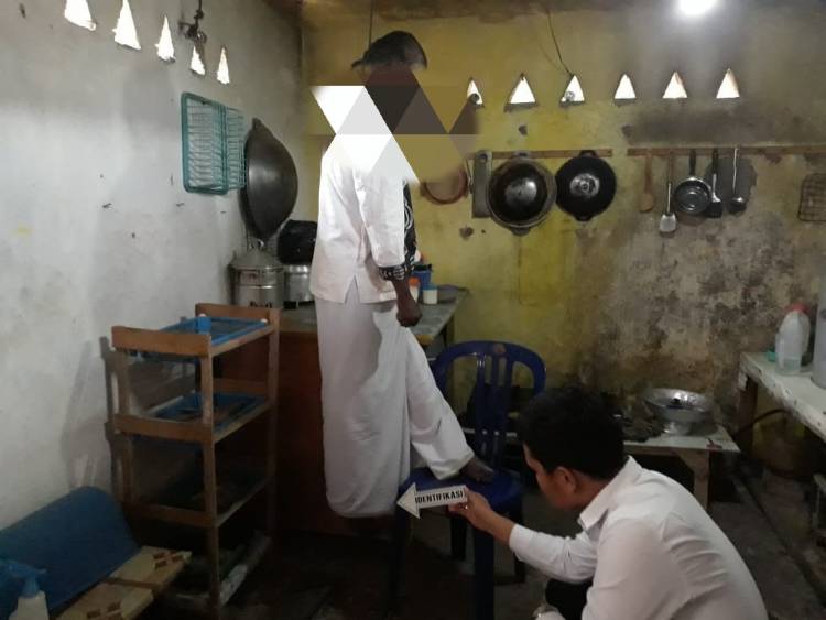 IRT Ini Terkejut Lihat Suaminya Tewas Tergantung di Dapur