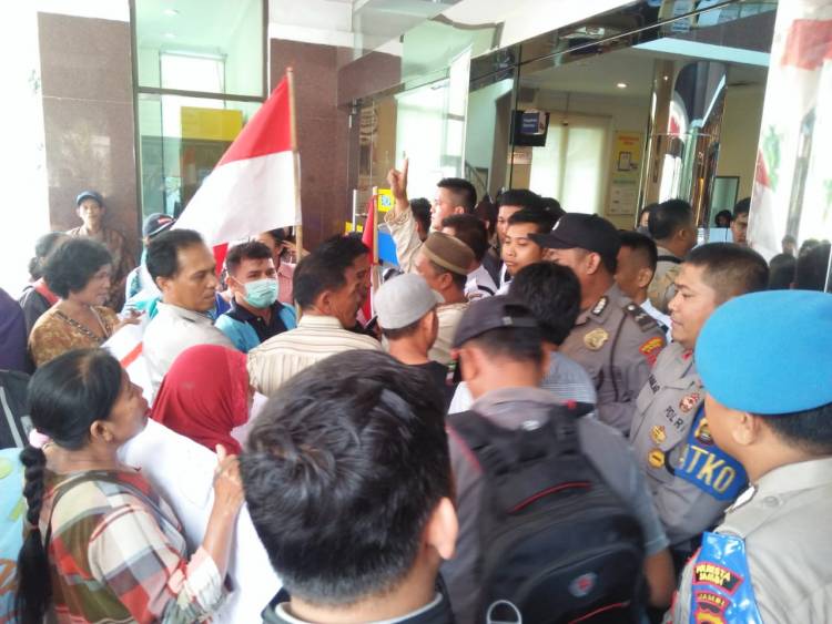 Memanas, Tak Dapat Kepastian Puluhan Emak-emak Ancam Segel Kantor BTN Jambi