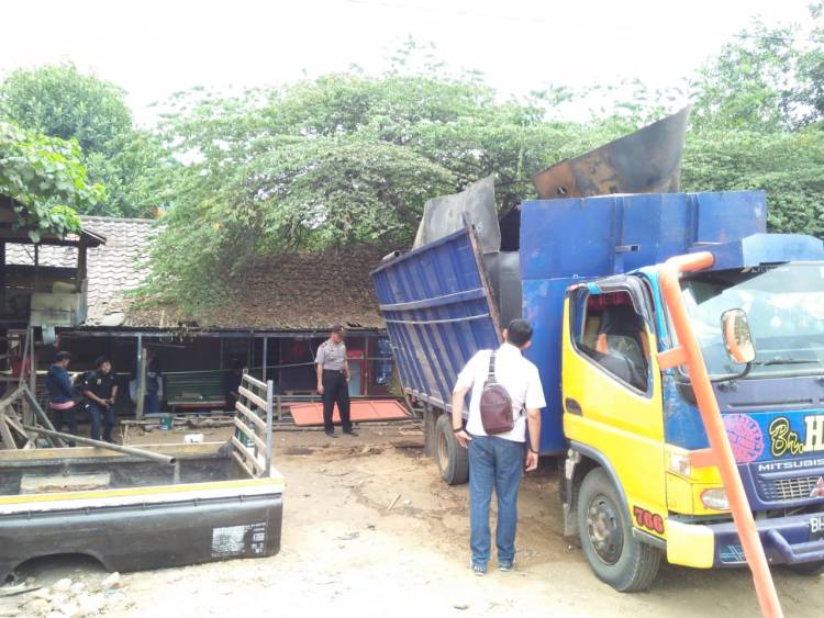 Tangki Minyak Modifikasi Meledak, Korban Tewas Terpental ke Tiang Listrik Lalu Nyangkut di Pohon 