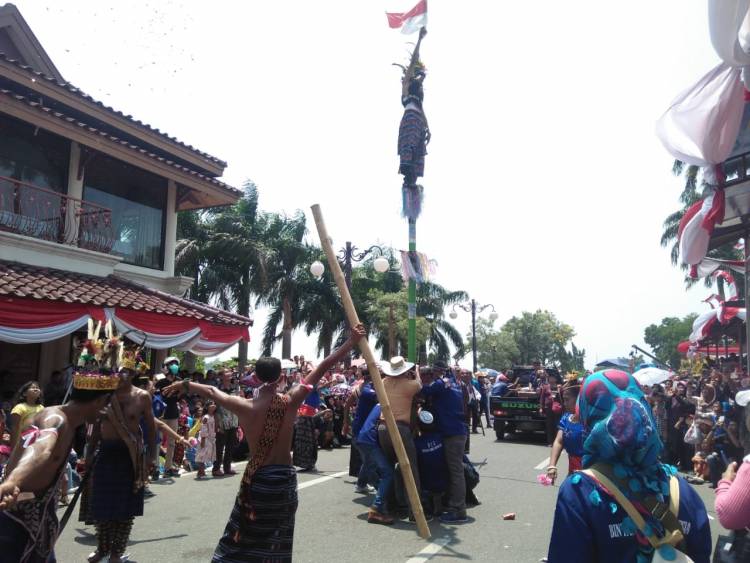 Meriah, Pawai HUT RI Dipadati Puluhan Ribu Masyarakat Jambi