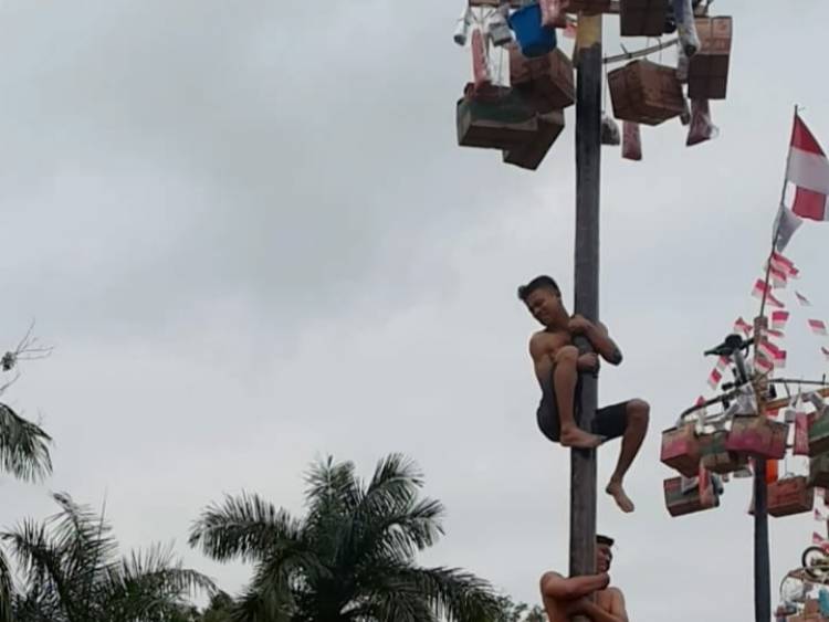 Serunya Lomba Panjat Pinang & Sepak Bola Sarung Permkot Jambi