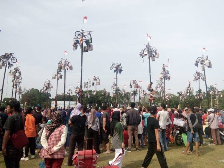 Meriah! Ribuan Masyarakat Jambi Saksikan Panjat Pinang Pemprov Jambi