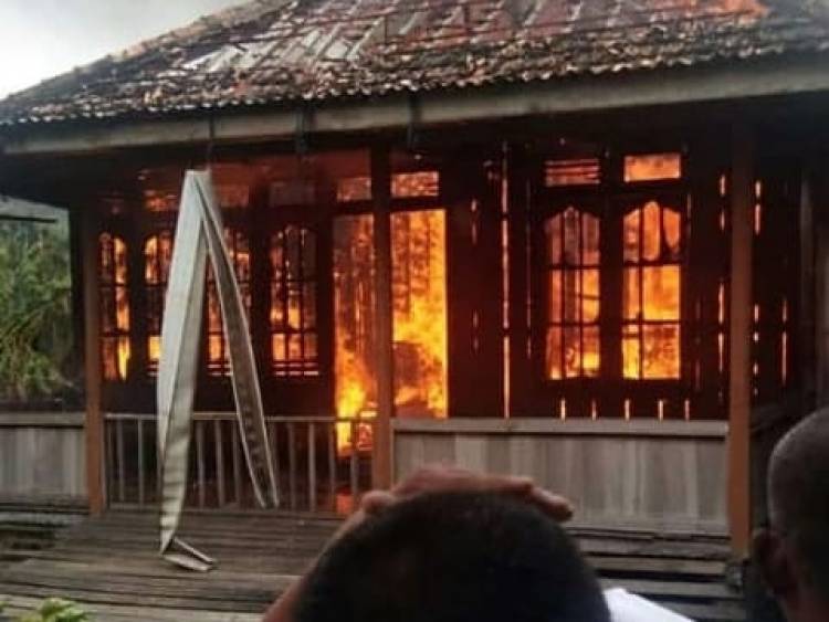 Geger! Satu Rumah Milik di Tanjung Raden Seberang Kota Jambi Ludes Dilahap Api