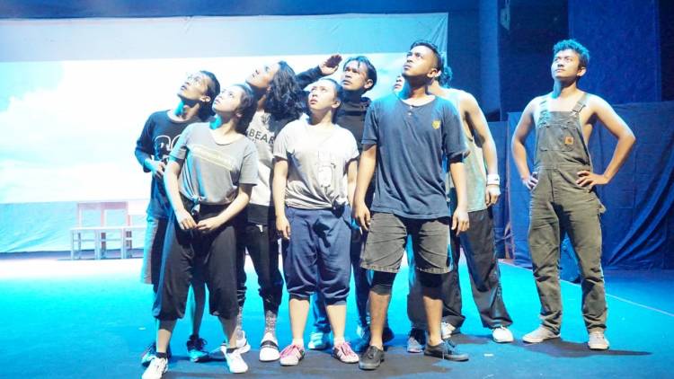 OPINI: Menggugat Pendidikan dalam Bangku Kayu dan Kamu yang Tumbuh Di Situ