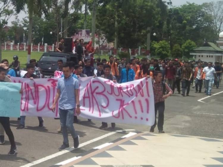 Geruduk Kantor DPRD, Mahasiswa Jambi Tuntut Jokowi-JK Cabut Perpres Tenaga Kerja Asing