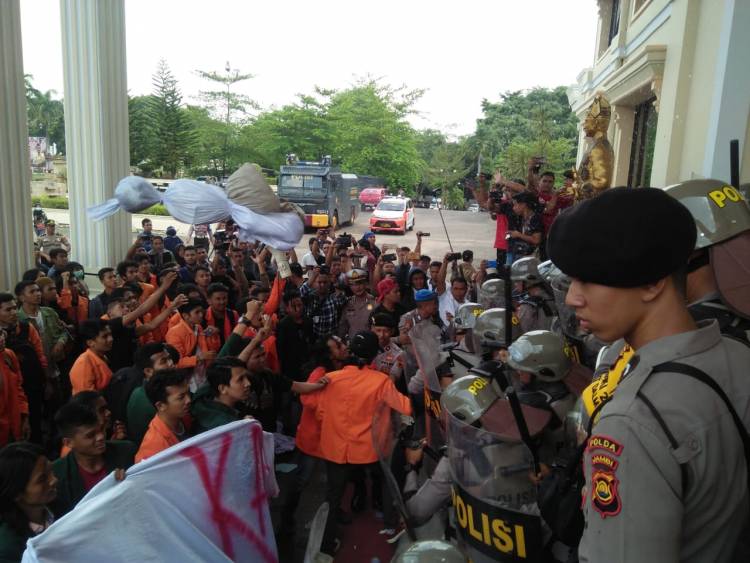 Kembali Pecah, Aksi Ratusan Mahasiswa Jambi Tuntut Jokowi Mundur Bentrok dengan Aparat
