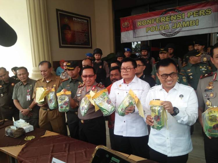 Polda Jambi Gagalkan Penyelundupan 8 Kg Sabu yang Disembunyikan di Dalam Ban Serep