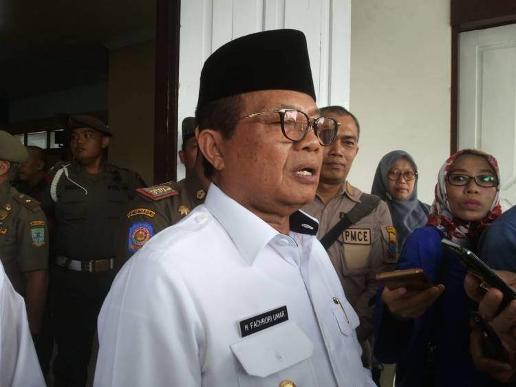Zumi Zola Hanya Diberhentikan Sementara, Status Fachrori Masih Plt Gubernur