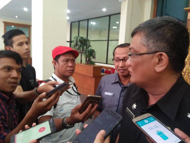 Meski Diberhentikan Sementara, Zumi Zola Masih Terima Gaji dan Tunjangan