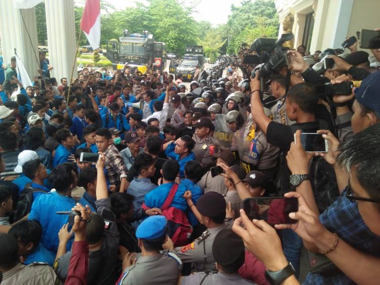 Pecah, Bentrokan Tak Terelakkan Antara Mahasiswa dan Polisi saat Aksi di Gedung DPRD Jambi