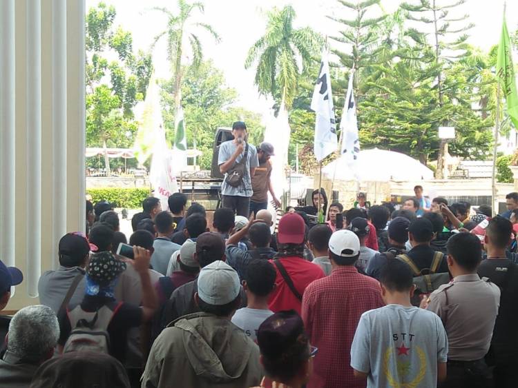 Ratusan Petani Geruduk Gedung DPRD Provinsi Jambi