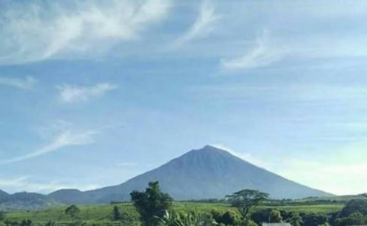 Bantah Bukan Erupsi, Status Gunung Kerinci Tetap Waspada Level II