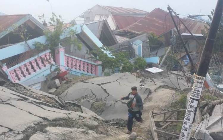 Relawan Ini Menangis saat Temukan Jenazah Ibu Peluk Anaknya di Antara Reruntuhan Gempa Palu 