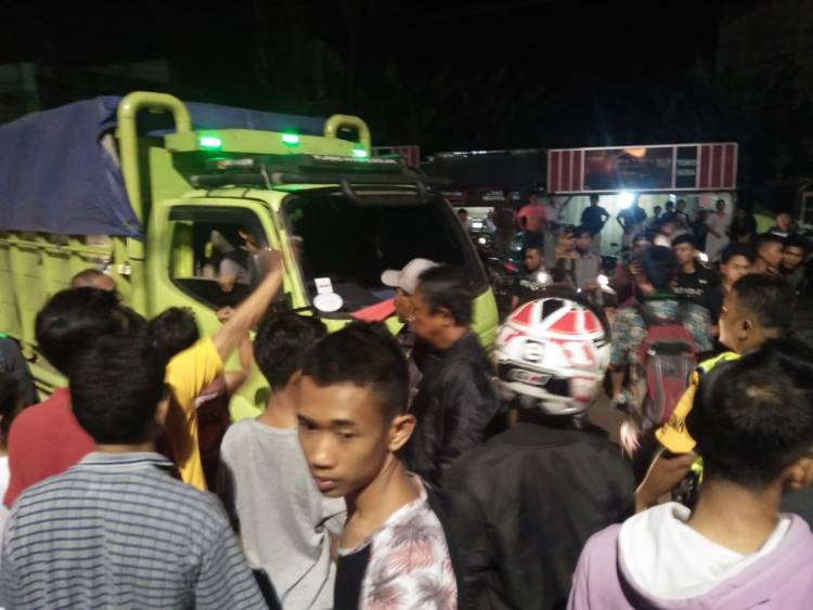 BREAKING NEWS!! Puluhan Mahasiswa HMI Jambi Hadang Jalan Hentikan Truk Batu Bara