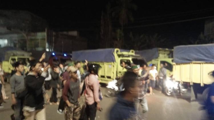 Pecah!! Masyarakat Tak Terima Jalan Diblokir Nyaris Adu Jotos dengan Aktivis HMI 