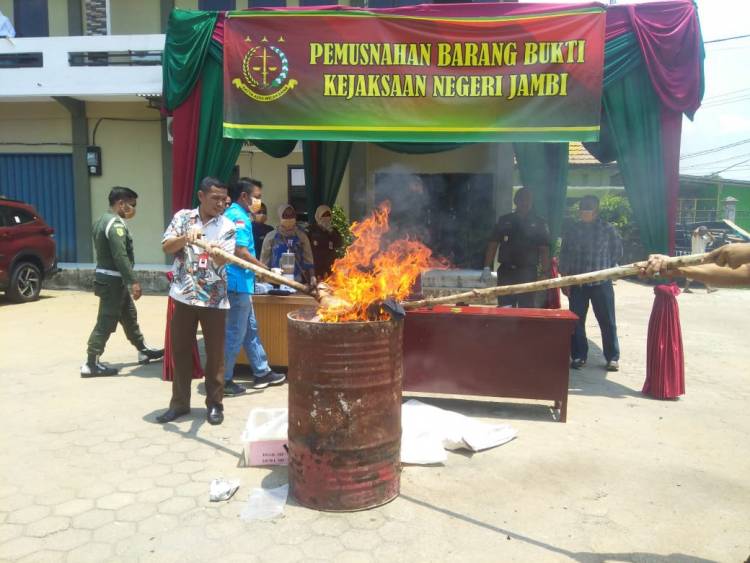 Kasus Semakin Meningkat di Kota Jambi, Kejari Musnahkan Ratusan Barang Bukti Narkotika